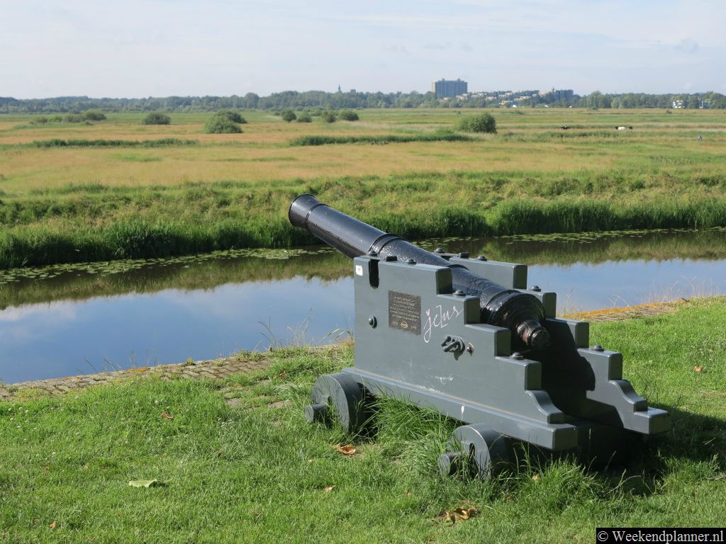 Den Bosch is een vestingstad en een deel van de vestingwerken is nog steeds te zien. Vanaf het bastion zie je de Bossche Broek. Dit gebied werd bij het naderen van een vijand onder water gezet. Nu kun je er wandelen.Tip: Wandelen in natuurgebied Het Bossche Broek.